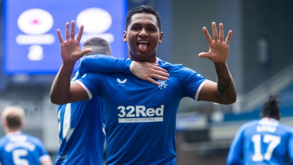 Morelos vuelve a marcar y Rangers es casi campeón