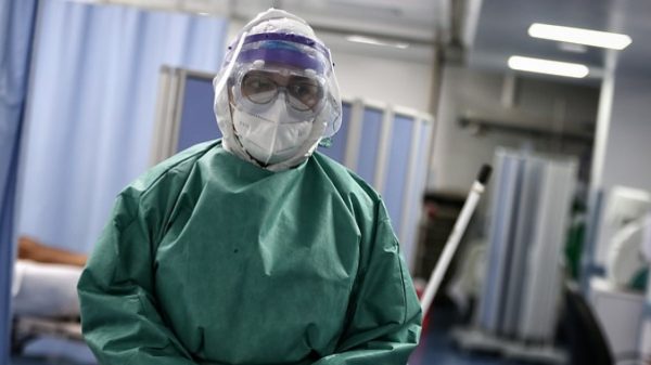 “Nos duele a quienes no pudimos ayudar”: doctora en primera línea de lucha contra COVID-19