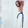 «Desde que os dejan ejercer la medicina a las mujeres esto parece una peluquería»