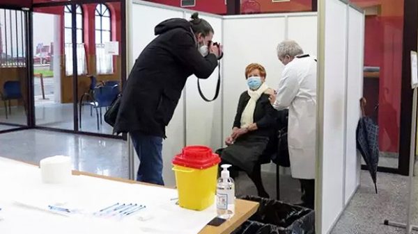 La Medicina no tiene edad: “Ayer estaba jubilado y hoy, vacunando de covid”