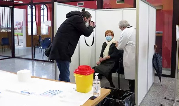 La Medicina no tiene edad: “Ayer estaba jubilado y hoy, vacunando de covid”