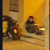 Estrella del deporte le dio tremenda sorpresa a repartidor que estudiaba debajo de una farola