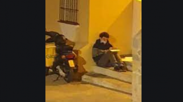 Estrella del deporte le dio tremenda sorpresa a repartidor que estudiaba debajo de una farola