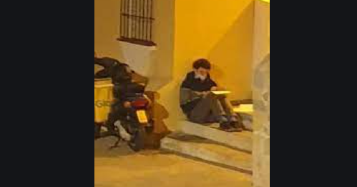 Estrella del deporte le dio tremenda sorpresa a repartidor que estudiaba debajo de una farola