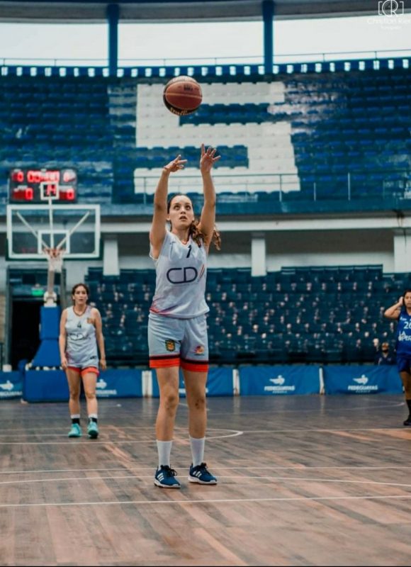 Verónica Muñoz es una apasionada por el baloncesto y la medicina
