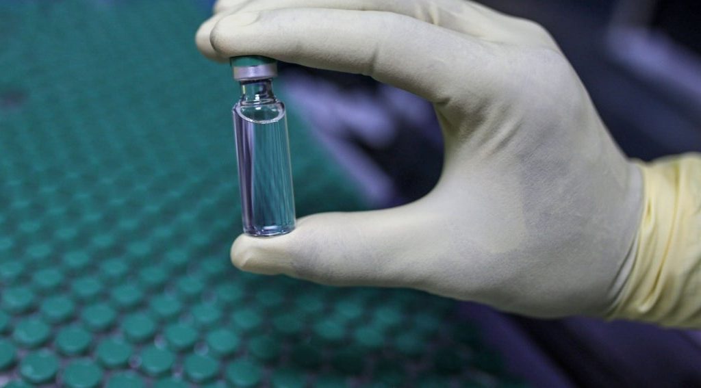 Dinamarca suspende vacuna de AstraZeneca por preocupación por coágulos de sangre
