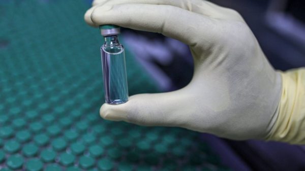 Dinamarca suspende vacuna de AstraZeneca por preocupación por coágulos de sangre