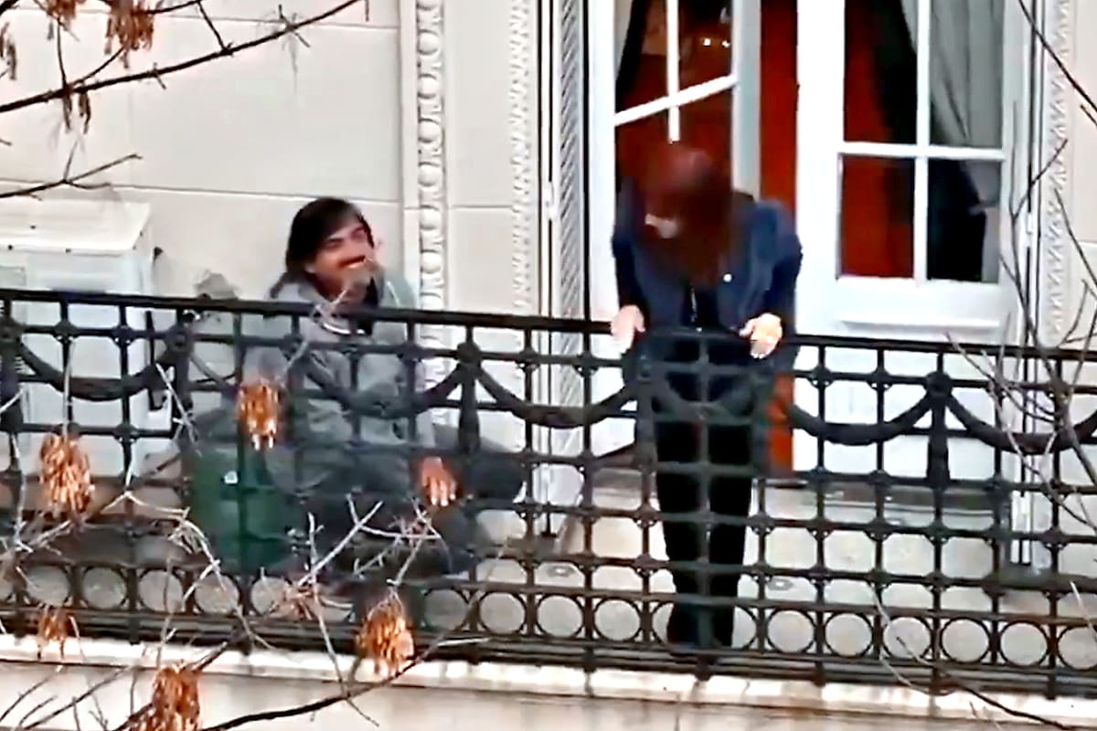 Quién es el hombre que acompañaba a Cristina Kirchner en su salidas al balcón