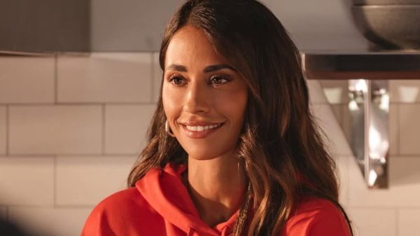 Antonela Roccuzzo mostró los libros que la mantienen atrapada