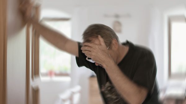Estos son los síntomas que el cuerpo manifiesta antes de sufrir un derrame cerebral: experto enseña cómo identificarlas