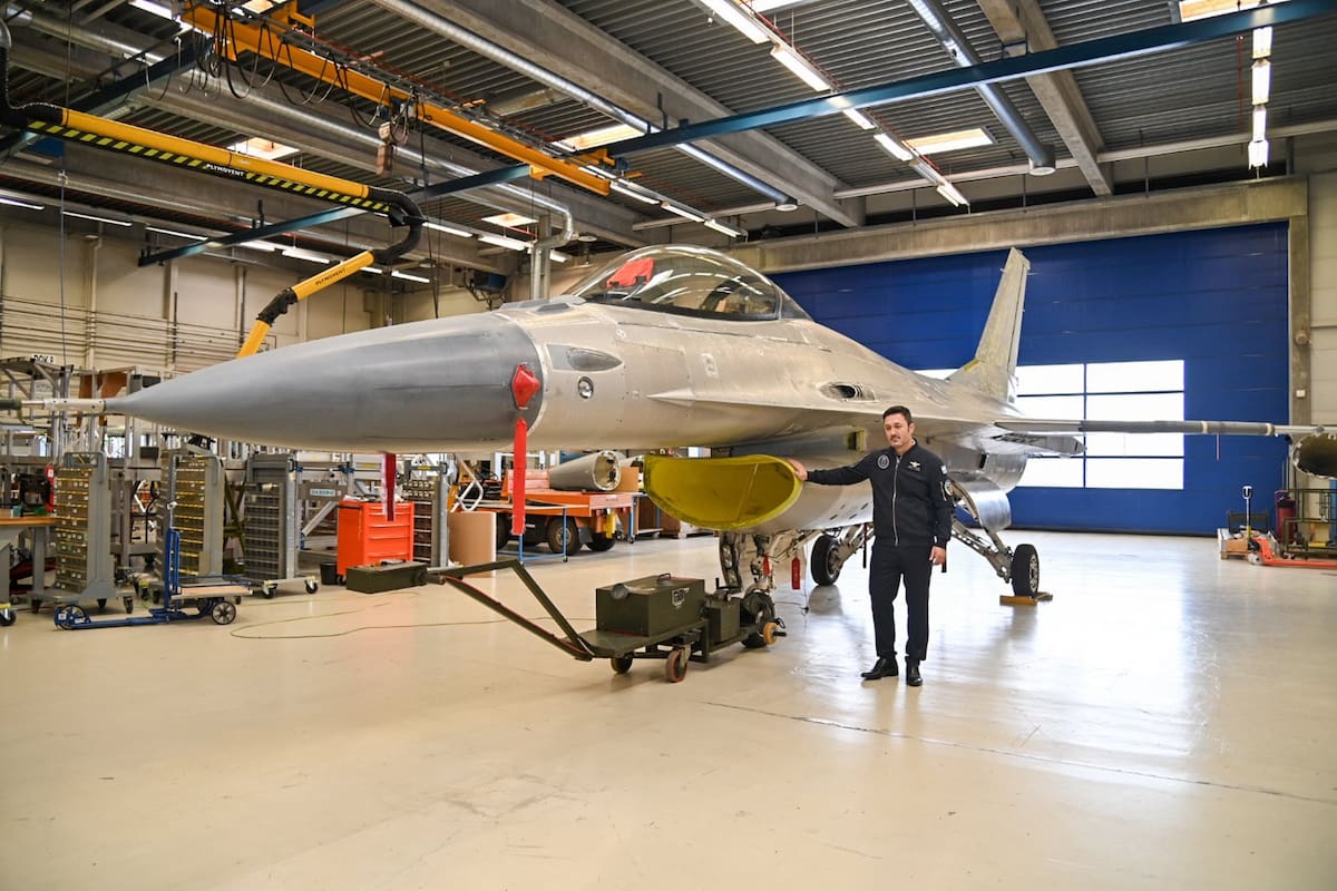 Petri viajó a Dinamarca y se subió a uno de los seis aviones F-16 que llegarán a la Argentina en diciembre