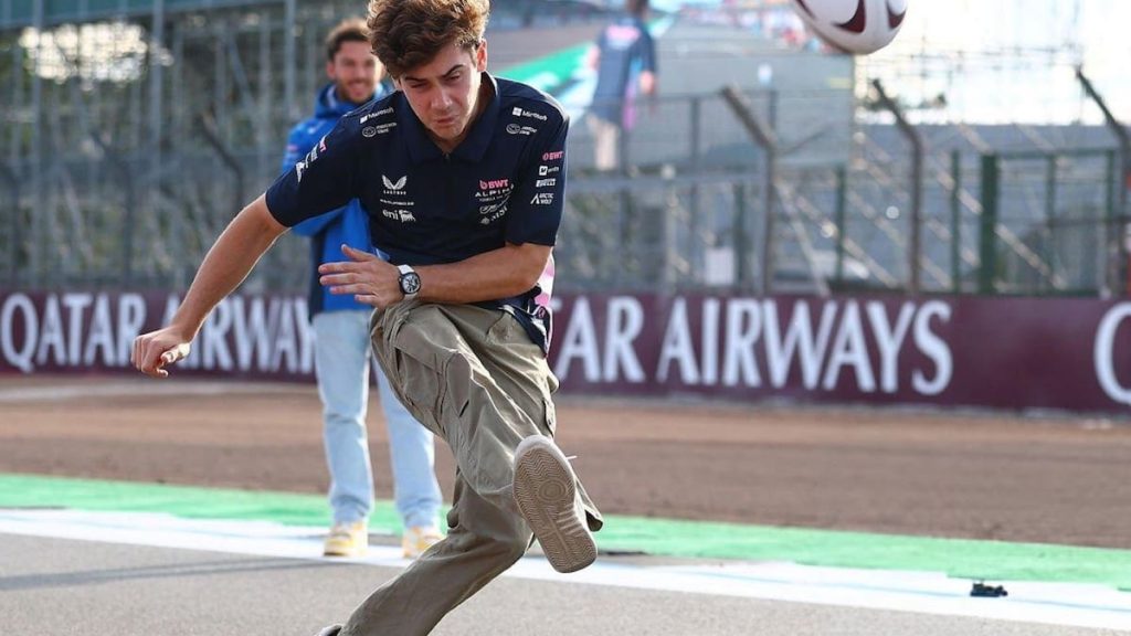 Franco Colapinto se vistió de rugbier en Silverstone en la previa de los Pumas-Inglaterra: cómo le fue contra Pierre Gasly