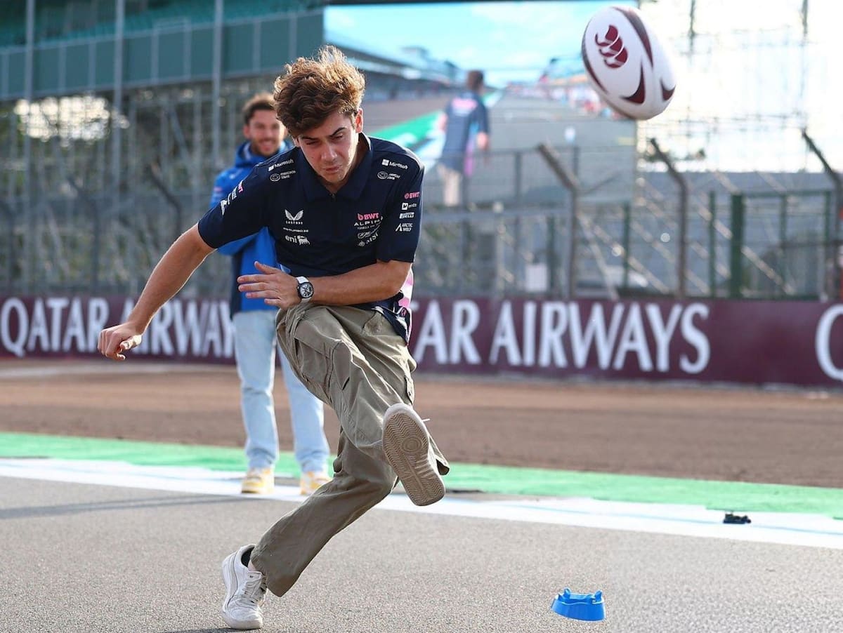 Franco Colapinto se vistió de rugbier en Silverstone en la previa de los Pumas-Inglaterra: cómo le fue contra Pierre Gasly