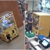 Video: el impactante rescate de un niño que estaba atrapado en una máquina de peluches de Ohio