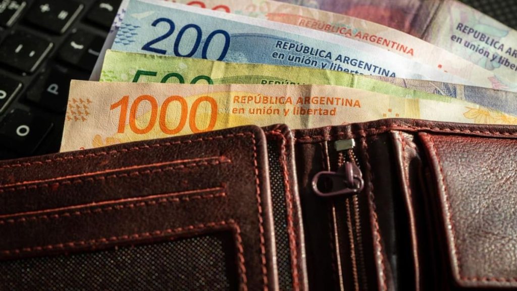 Cuál es el significado de ordenar los billetes de mayor a menor, según la psicología