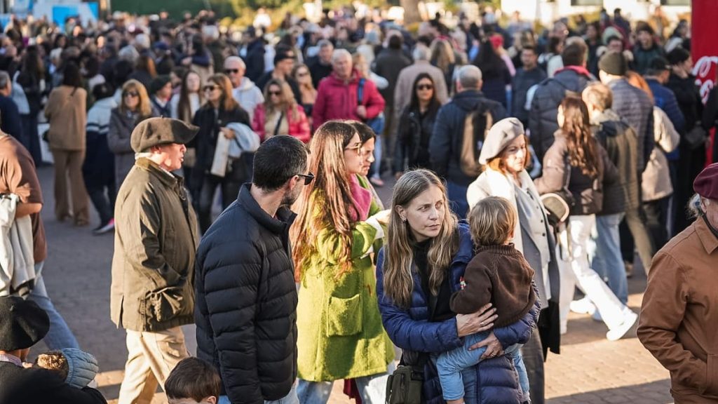 “Los chicos de ciudad pueden tocar el campo”: en pleno inicio de vacaciones, las familias invadieron la Exposición Rural