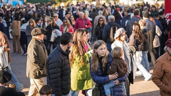 “Los chicos de ciudad pueden tocar el campo”: en pleno inicio de vacaciones, las familias invadieron la Exposición Rural