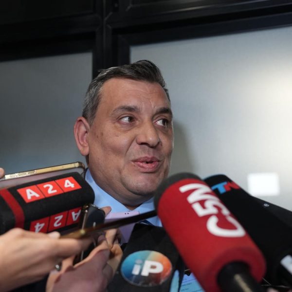 El Gobierno bonaerense denunció en la Justicia un complot de 24 policías cercanos al candidato de LLA