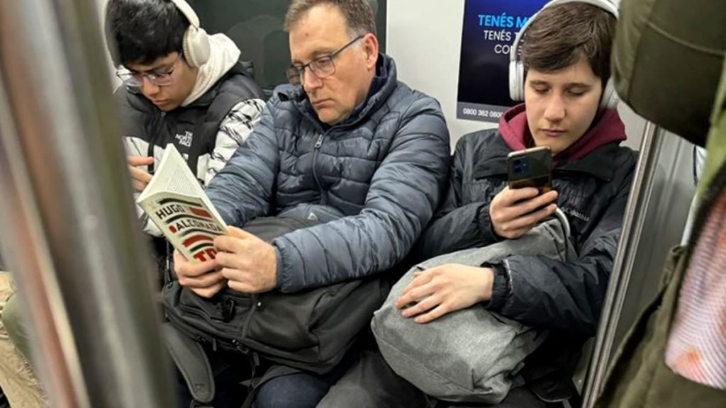 Polémica inesperada: ¿leer libros en un viaje de quince minutos en el subte es de presumidos?