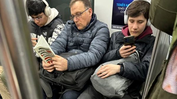 Polémica inesperada: ¿leer libros en un viaje de quince minutos en el subte es de presumidos?