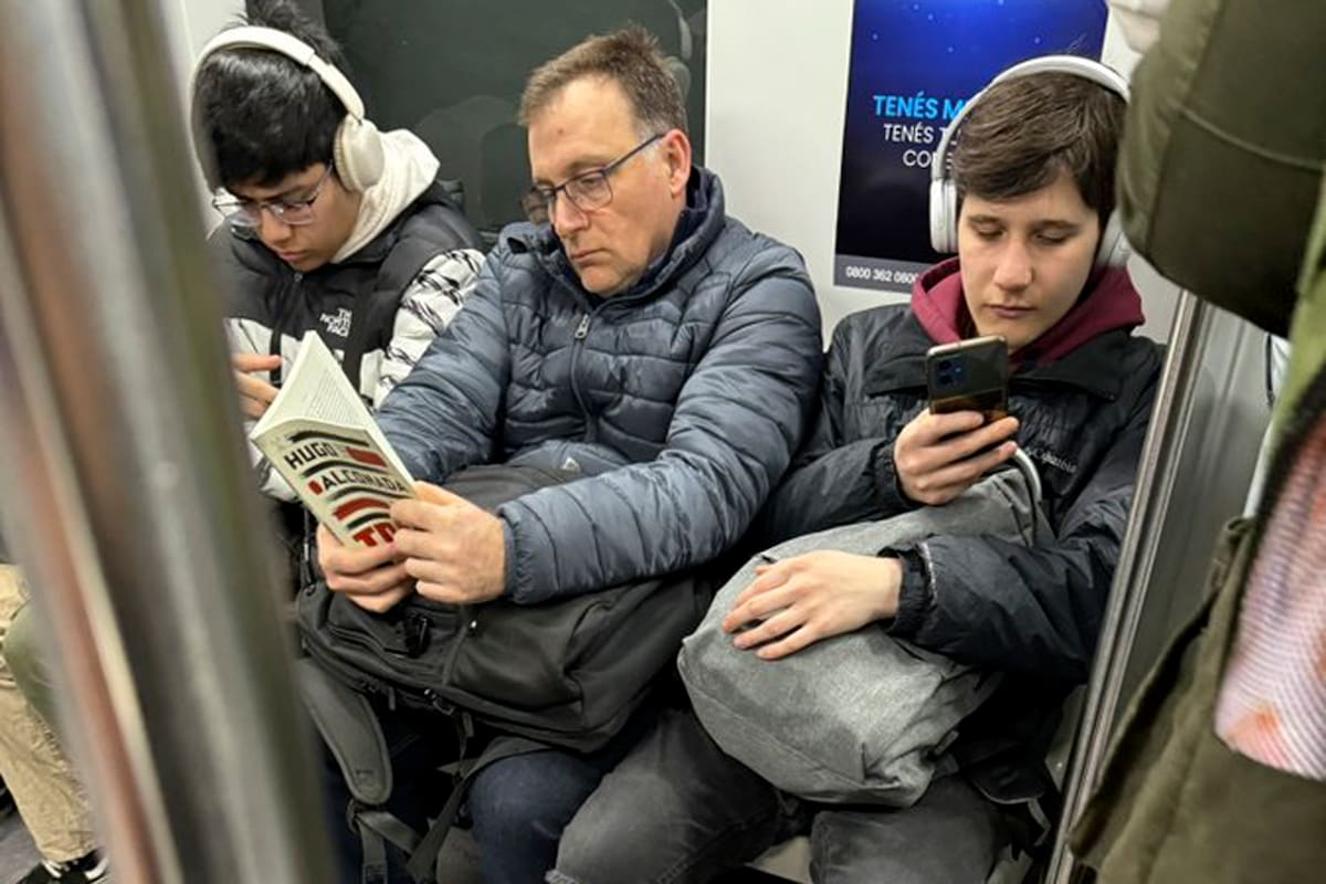 Polémica inesperada: ¿leer libros en un viaje de quince minutos en el subte es de presumidos?