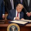 Nueva orden ejecutiva de Trump: cómo impacta en los migrantes la política de “fianza sin efectivo”