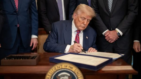 Nueva orden ejecutiva de Trump: cómo impacta en los migrantes la política de “fianza sin efectivo”