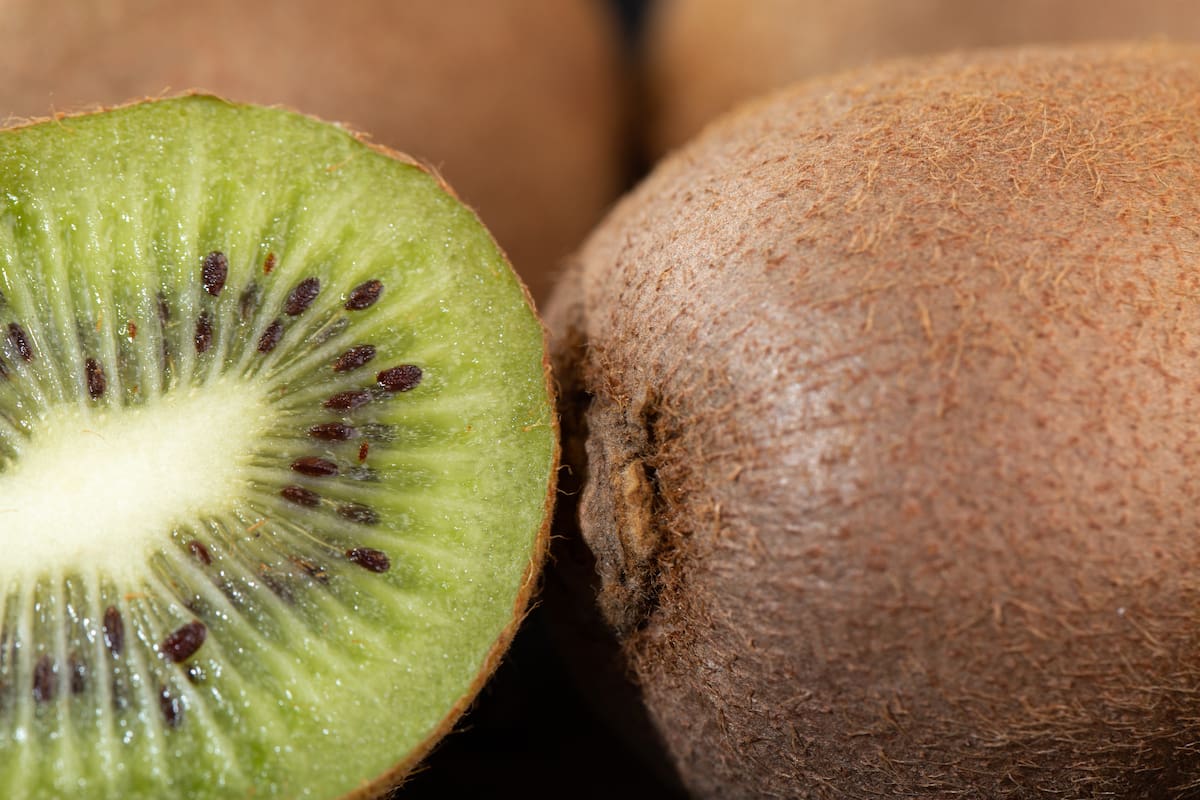 Por qué hay que dejar secar las cáscaras de kiwi y no desecharlas