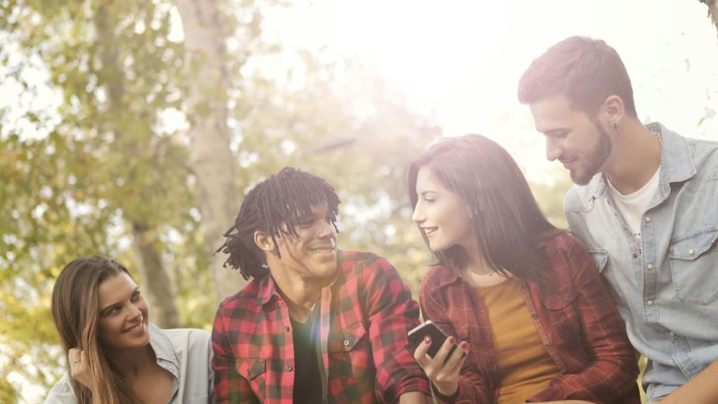 Qué es el “pebbling”, la tendencia viral que vincula a los jóvenes en redes sociales