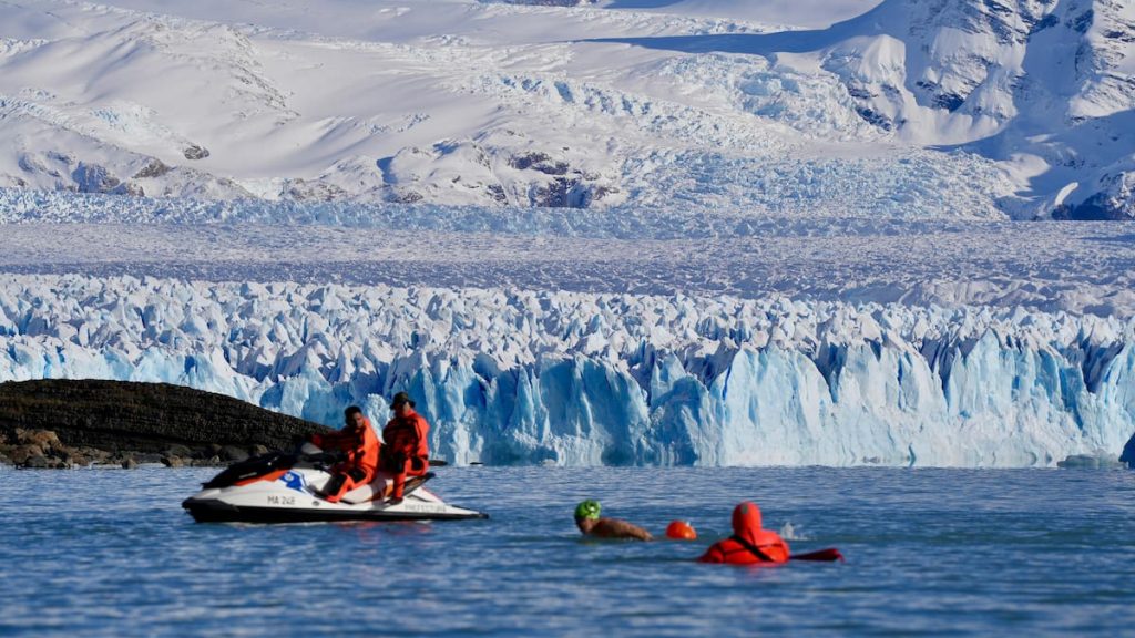 Con el agua a 2° y sin traje de neoprén, más de un centenar de atletas nadaron frente al Glaciar Perito Moreno