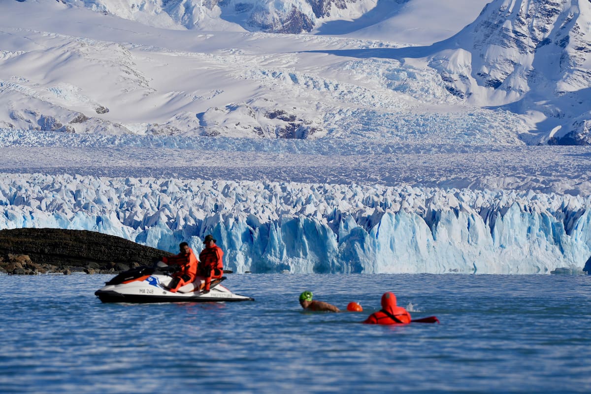 Con el agua a 2° y sin traje de neoprén, más de un centenar de atletas nadaron frente al Glaciar Perito Moreno
