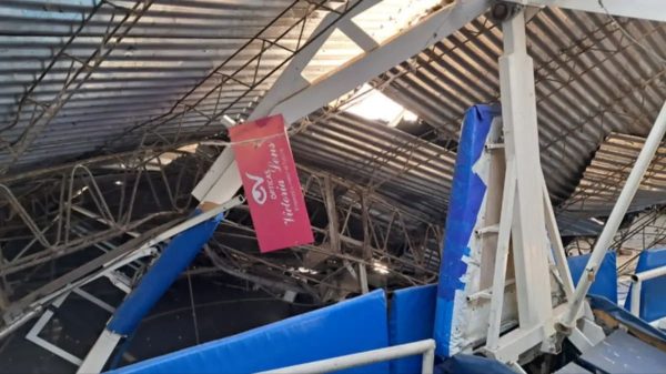 Se desplomó el techo y una pared de un reconocido club de básquet nacional: no pasó nada de milagro