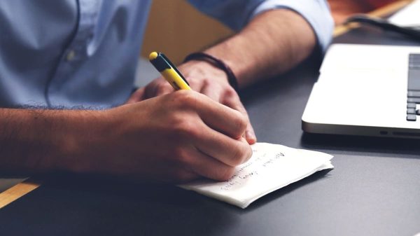 Qué significa mezclar minúsculas y mayúsculas, según la grafología
