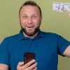 El truco para detectar un dólar falso con la cámara del celular