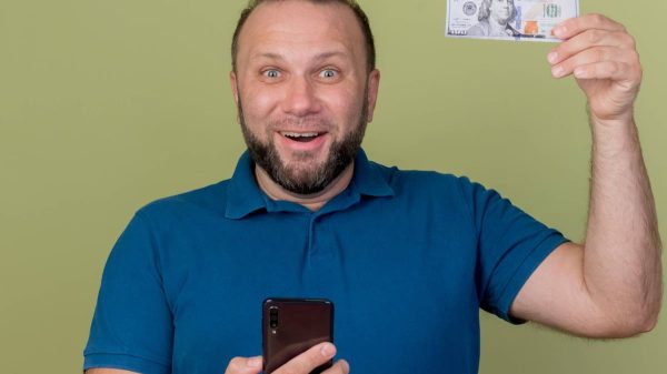 El truco para detectar un dólar falso con la cámara del celular