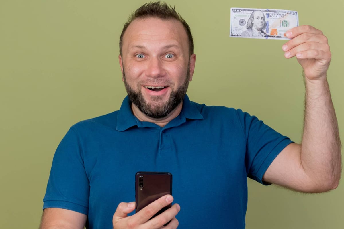 El truco para detectar un dólar falso con la cámara del celular