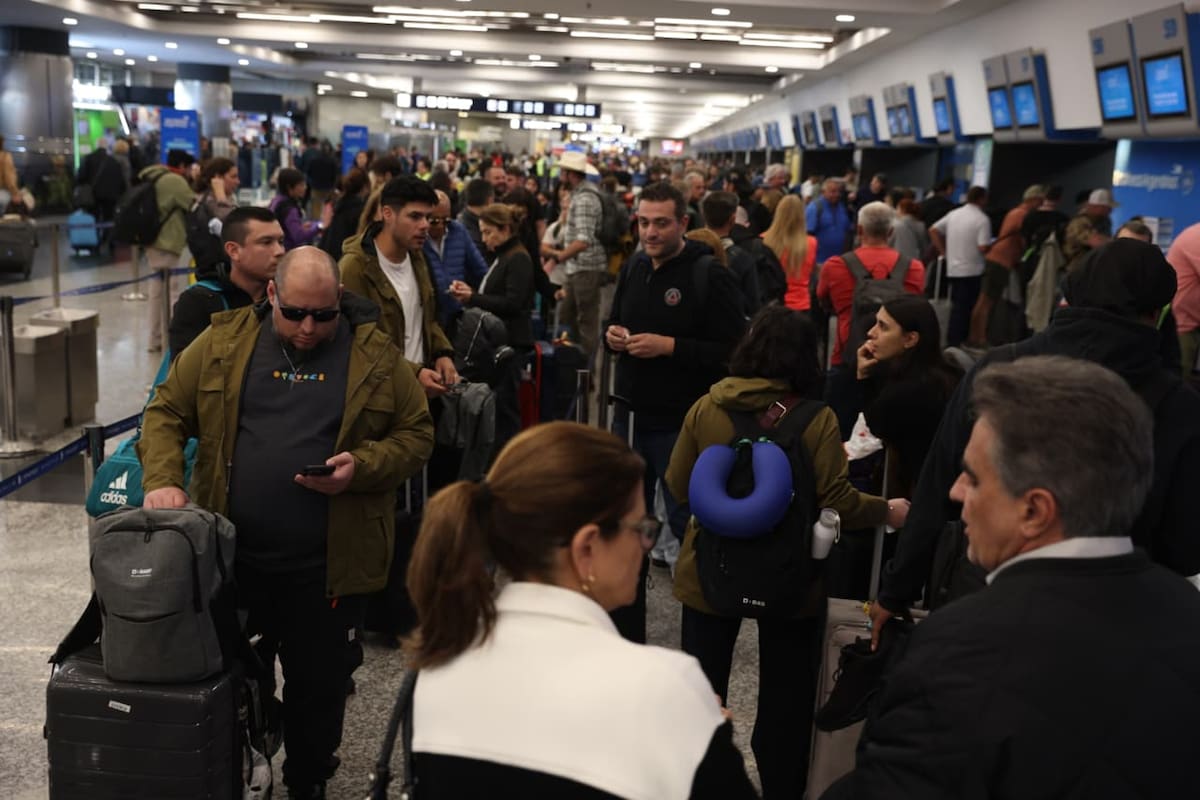 Paro de controladores aéreos. Aerolíneas Argentinas anticipa otra jornada de conflicto con sus vuelos