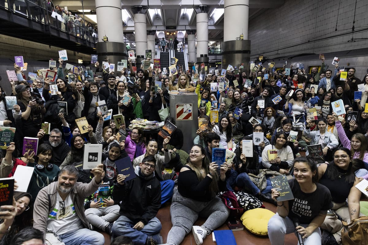 Un festival de historias en el subte con “suelta” de libros y lecturas compartidas