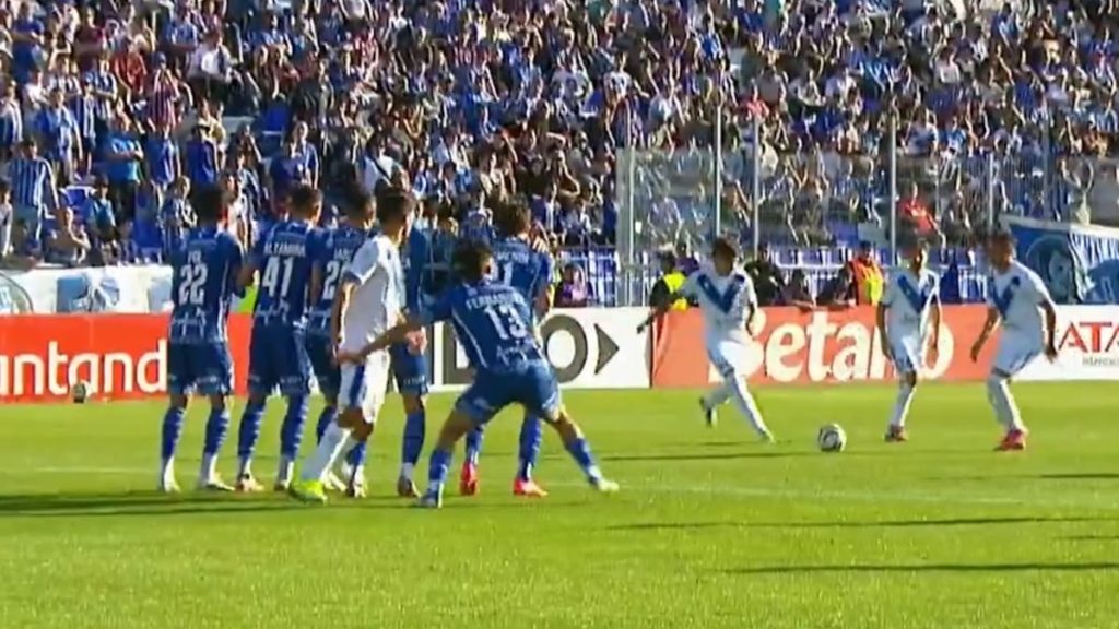 Golazo de Maher Carrizo de tiro libre para el Vélez de Barros Schelotto que sigue en alza