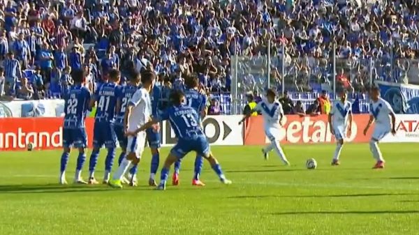 Golazo de Maher Carrizo de tiro libre para el Vélez de Barros Schelotto que sigue en alza