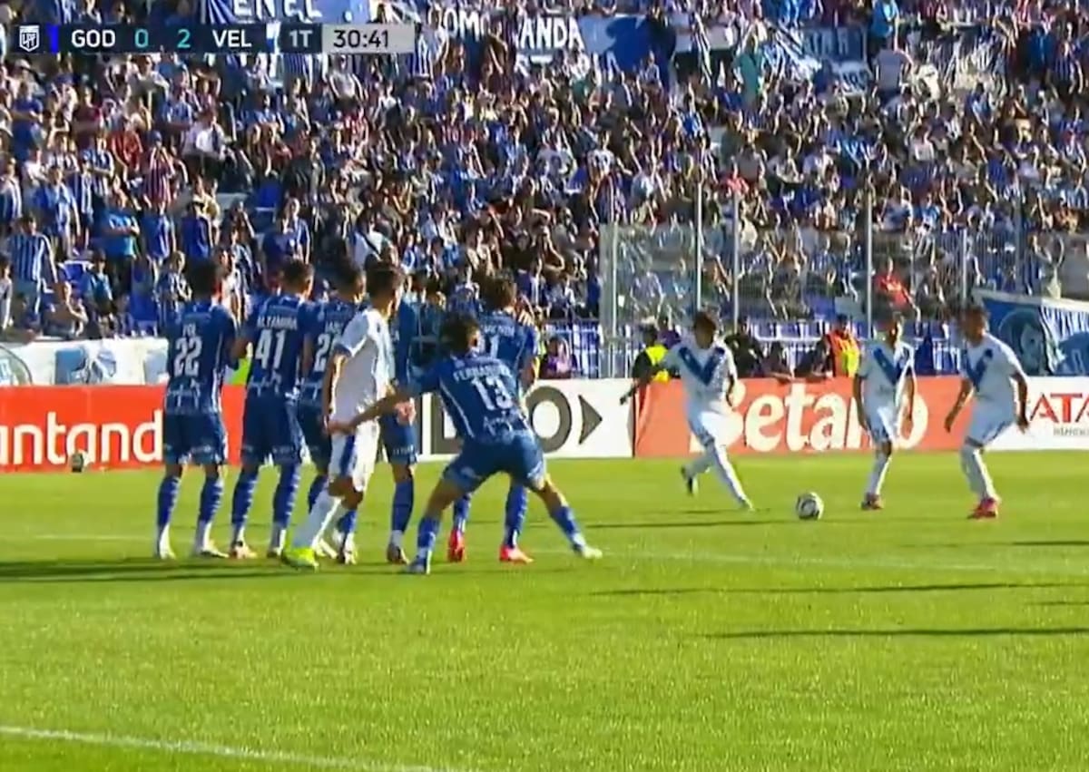 Golazo de Maher Carrizo de tiro libre para el Vélez de Barros Schelotto que sigue en alza