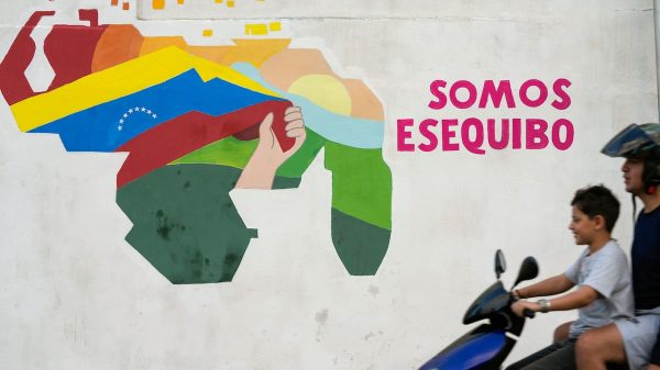 Guyana denuncia “disparos” desde Venezuela contra embarcación con material electoral en la víspera de las presidenciales