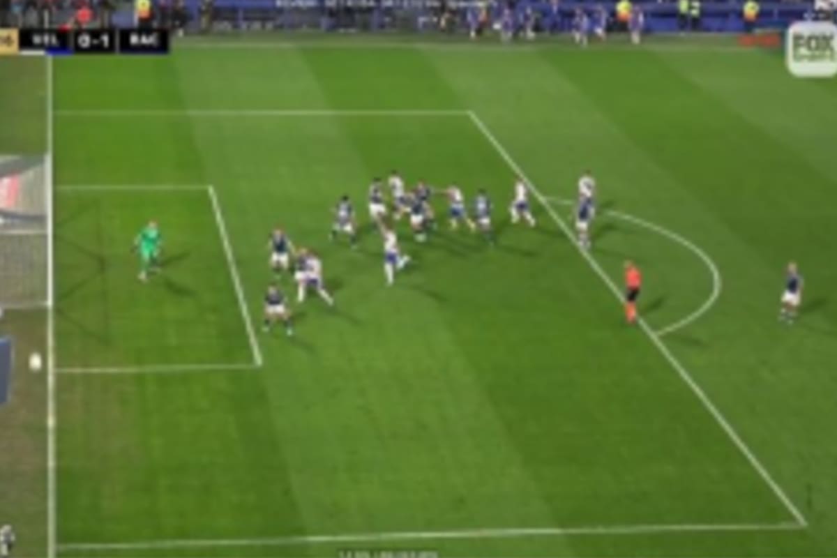 ¿Salió la pelota? El gol que le anularon a Vélez ante Racing en los cuartos de final de la Libertadores
