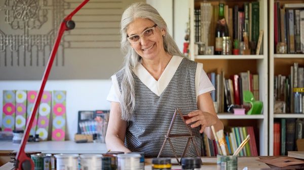 La artista y curadora que produce obras, pensamientos y narrativas que proyecta al “interior” del país