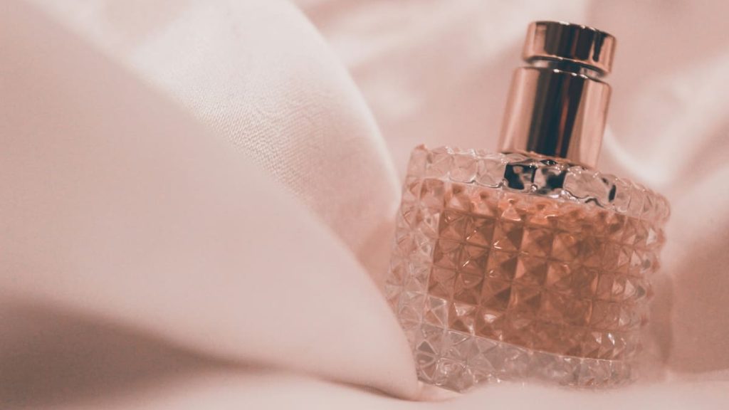 Perfumes de otoño: las mejores fragancias para mujer que duran todo el día y combinan perfecto con la nueva estación