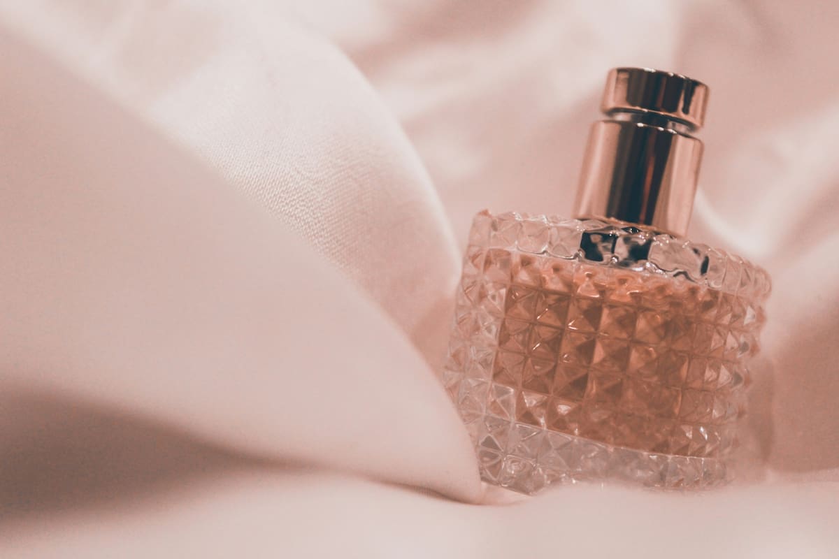 Perfumes de otoño: las mejores fragancias para mujer que duran todo el día y combinan perfecto con la nueva estación