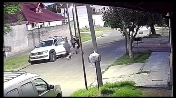 Video: así fue el momento en que cuatro jóvenes atacaron a un hombre en Quilmes para robarle el auto