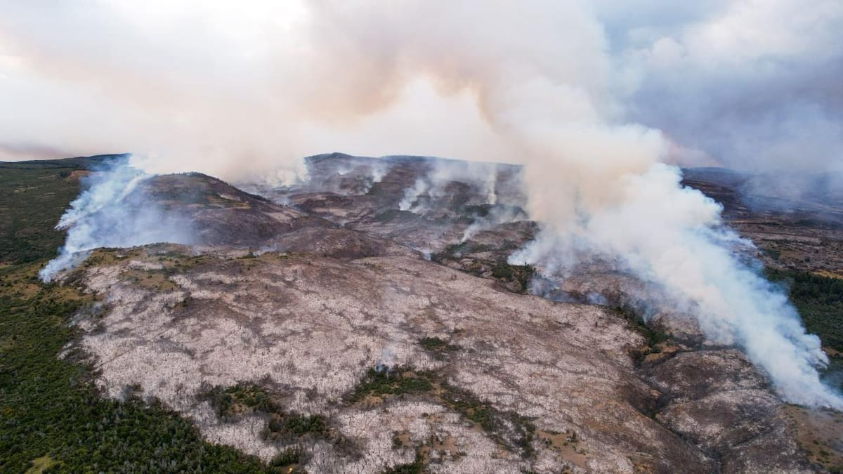 Inquietud. Al calor extremo y el viento se suma un riesgoso fenómeno que complicaría más el incendio forestal en Chubut