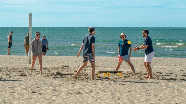 Roundnet: el deporte que combina reflejos y agilidad gana lugar en playas y plazas