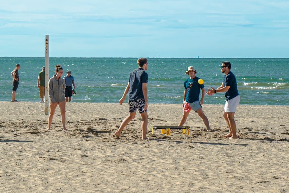 Roundnet: el deporte que combina reflejos y agilidad gana lugar en playas y plazas